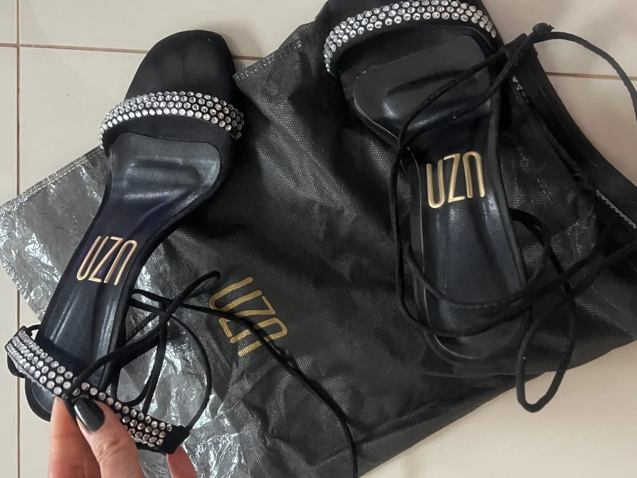 Sandálias Femininas UZN com Detalhes em Strass - Elegância e Brilho