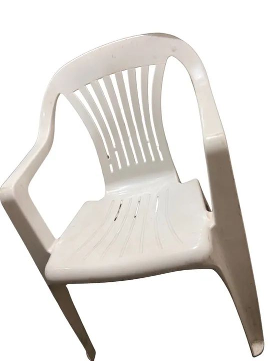 Cadeira de plástico branca - Foto 2