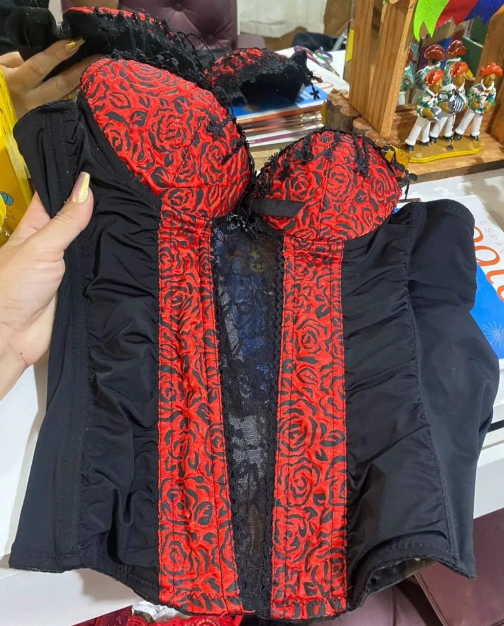 Corset vermelho com detalhes em floral