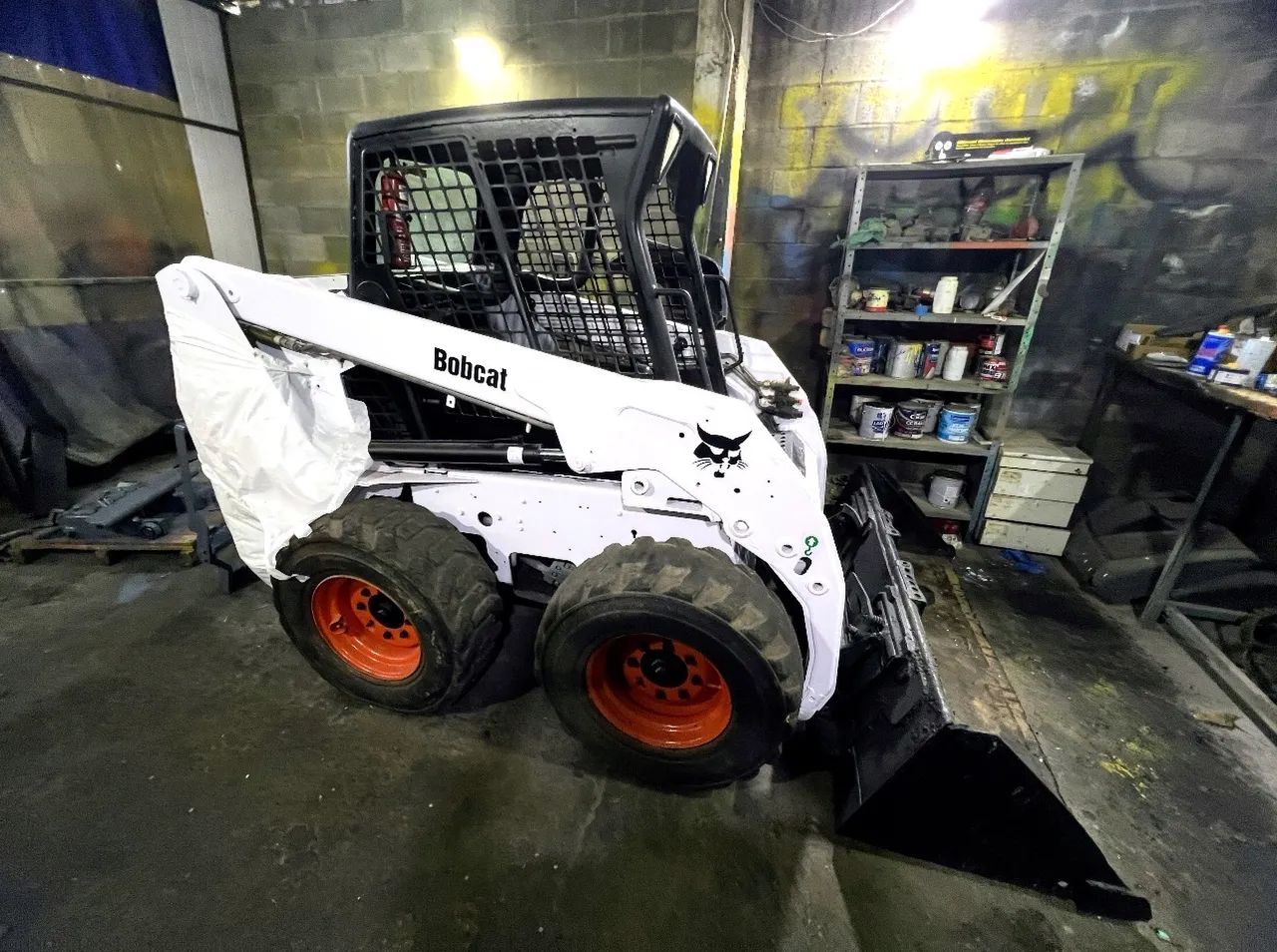Minicaregadeira Bobcat S150 ano 2011, com 5.500 horas, à alavanca, em SP - Foto 3