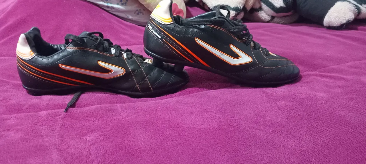 Chuteira de Futebol semi Nova - Tamanho 38