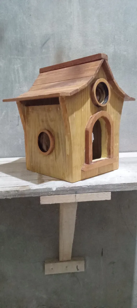 Casinha de pássaro decorativa de madeira artesanal