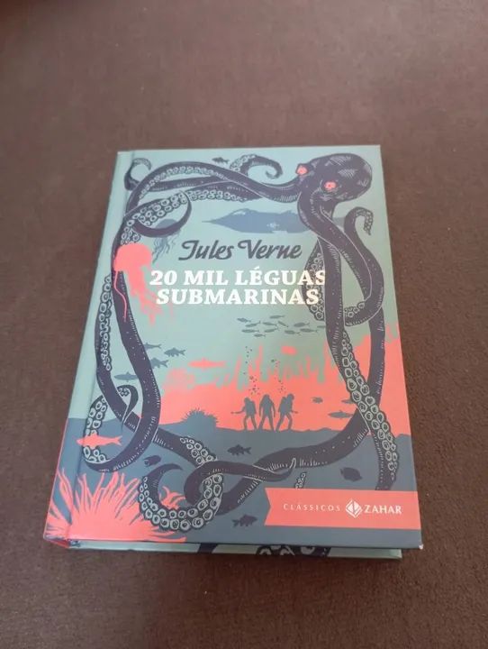 Livro 20 mil léguas submarinas de Júlio Verne