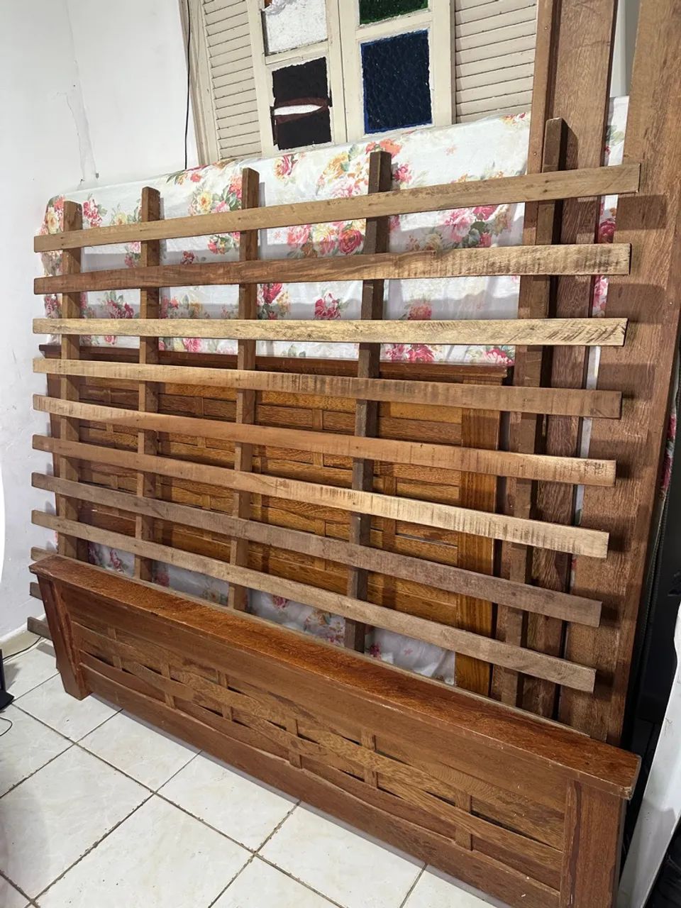 Cama de madeira maciça com cabeceira