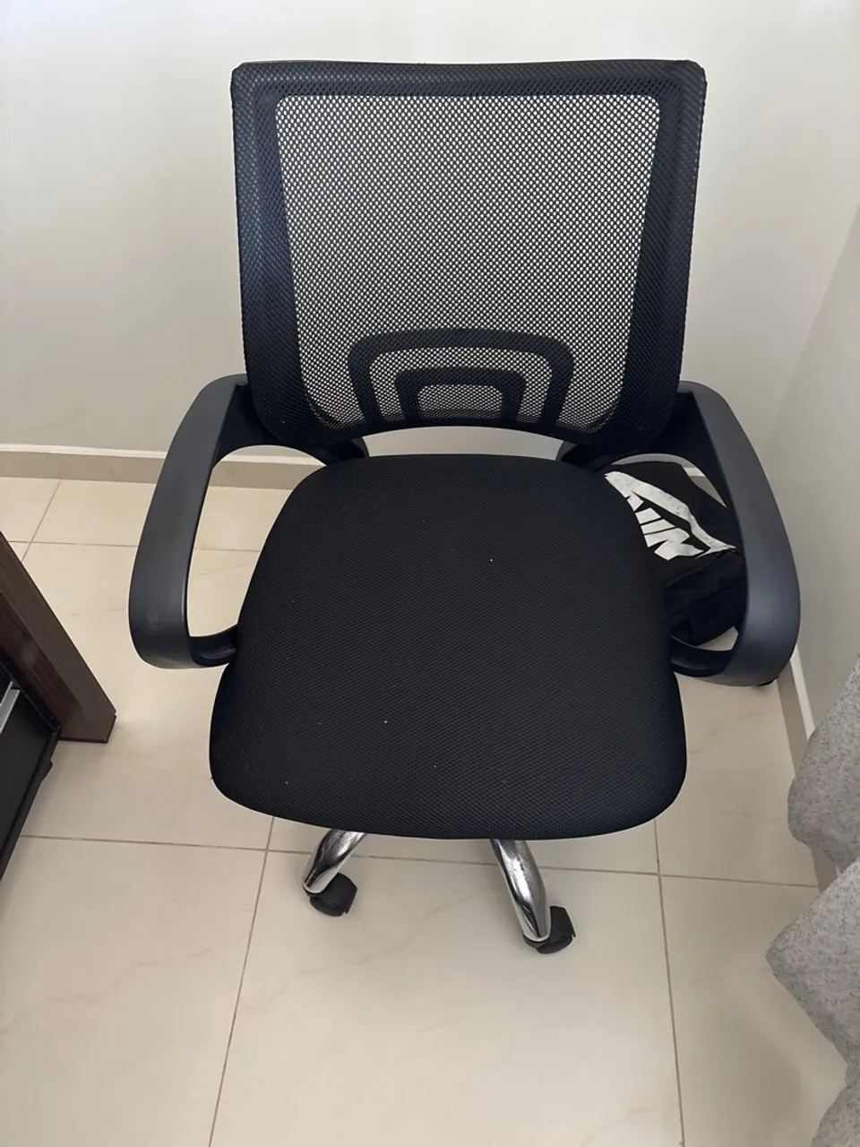 Cadeira de escritório ergonômica preta