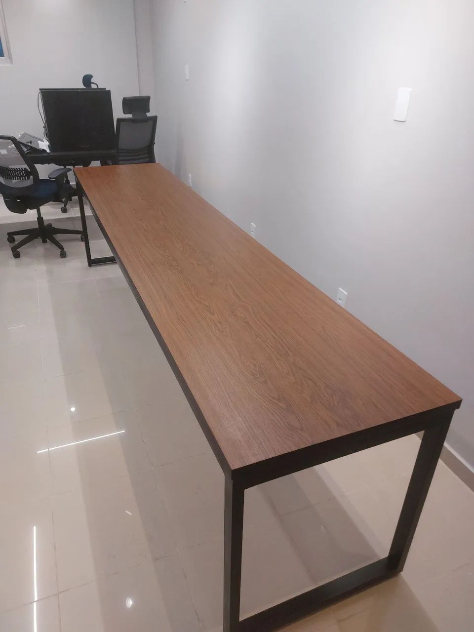 Mesa de escritório preta com design moderno - Foto 4