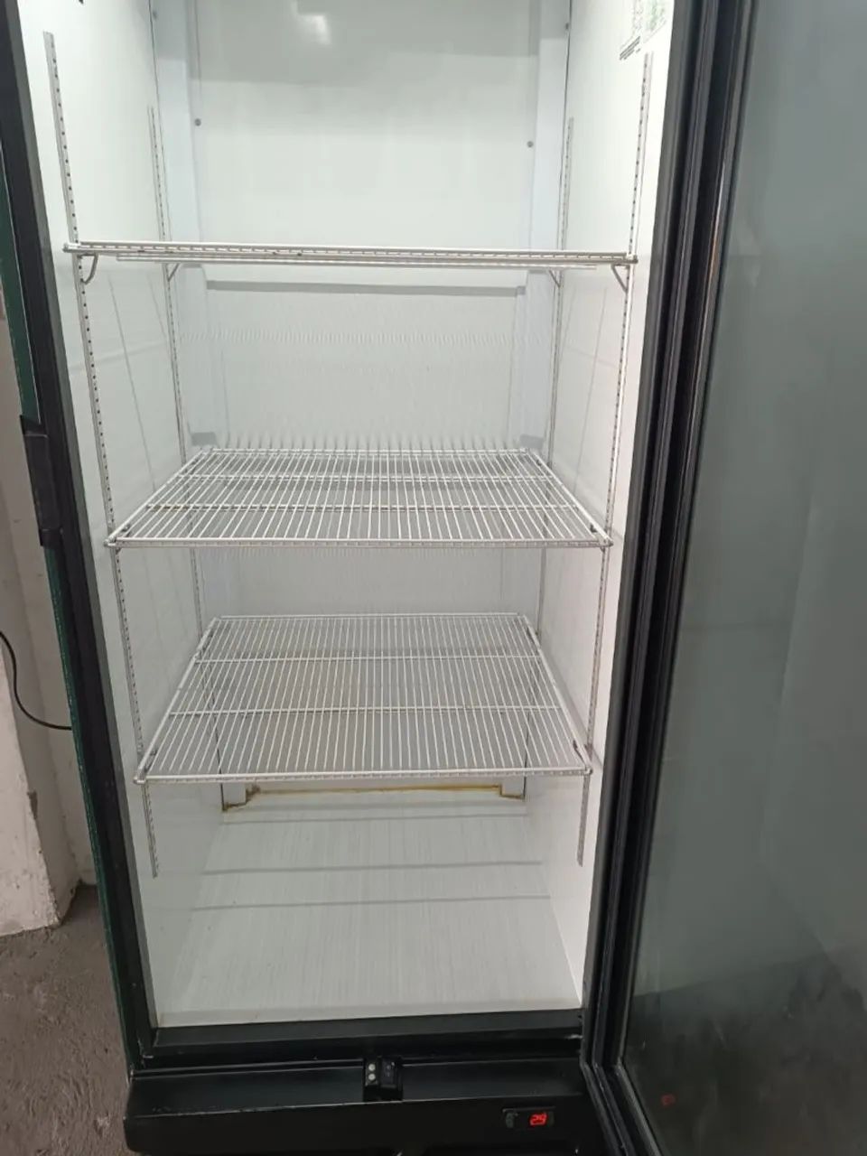 Geladeira expositora 220V marca IMBERA funcionando perfeitamente garantia de 3 meses  - Foto 2