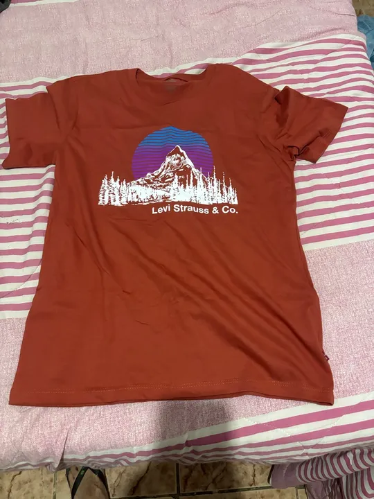 camisa levis nova na etiqueta retirada na praça dos trabalhadores