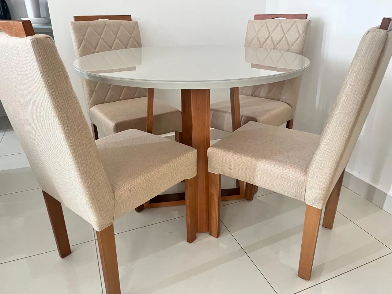 Mesa na laka com cadeiras de madeira 
