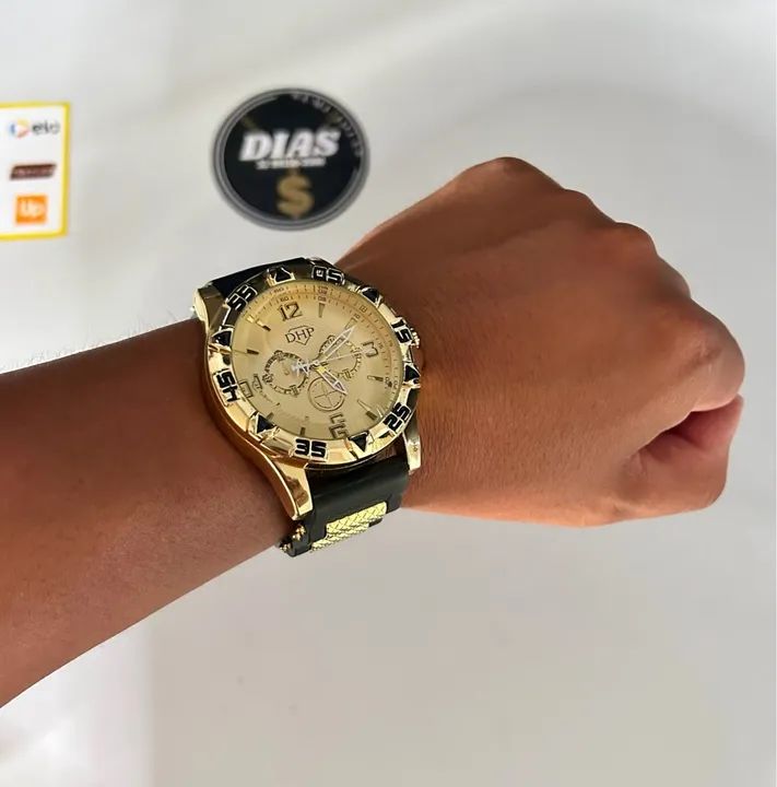 Relógio dourado com pulseira preta