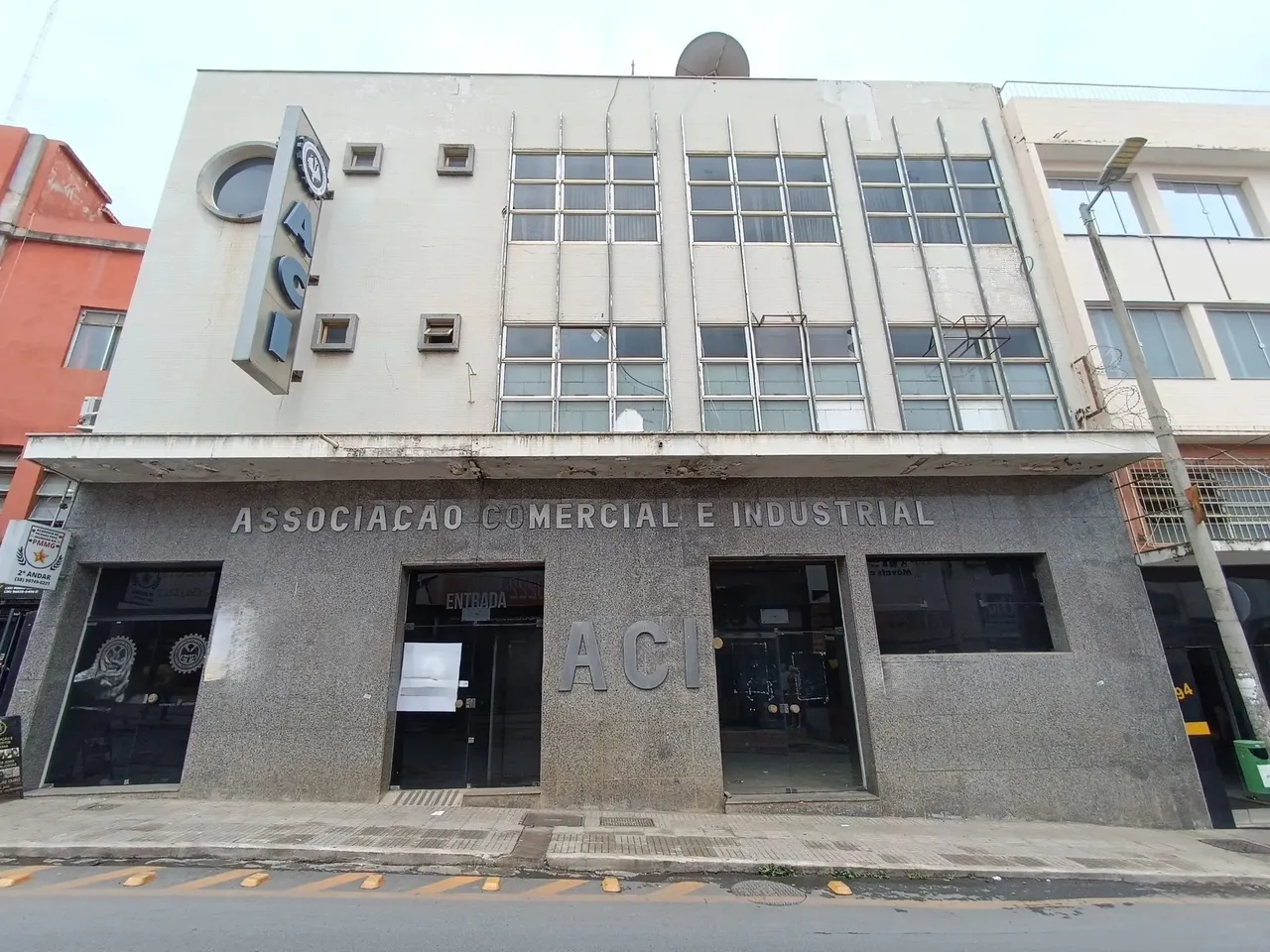 Conjunto de Salas/Conjunto para Alugar com área aproximada de 300m² e 4 banheiros