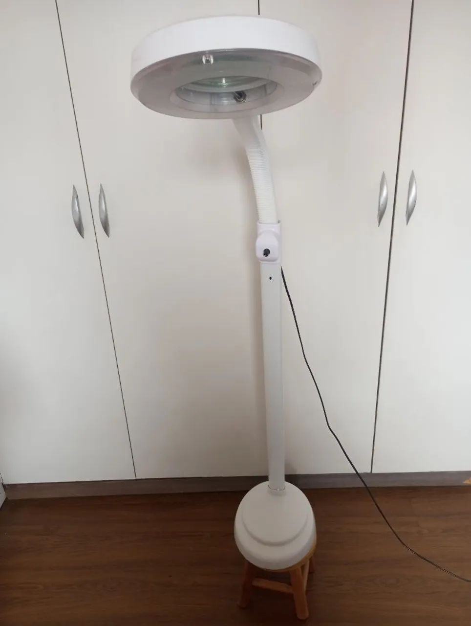 Luminária de pé com lupa