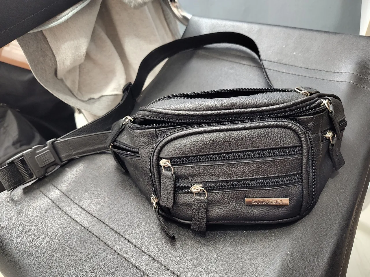 Bolsa de couro Bagaggio preta com várias divisórias