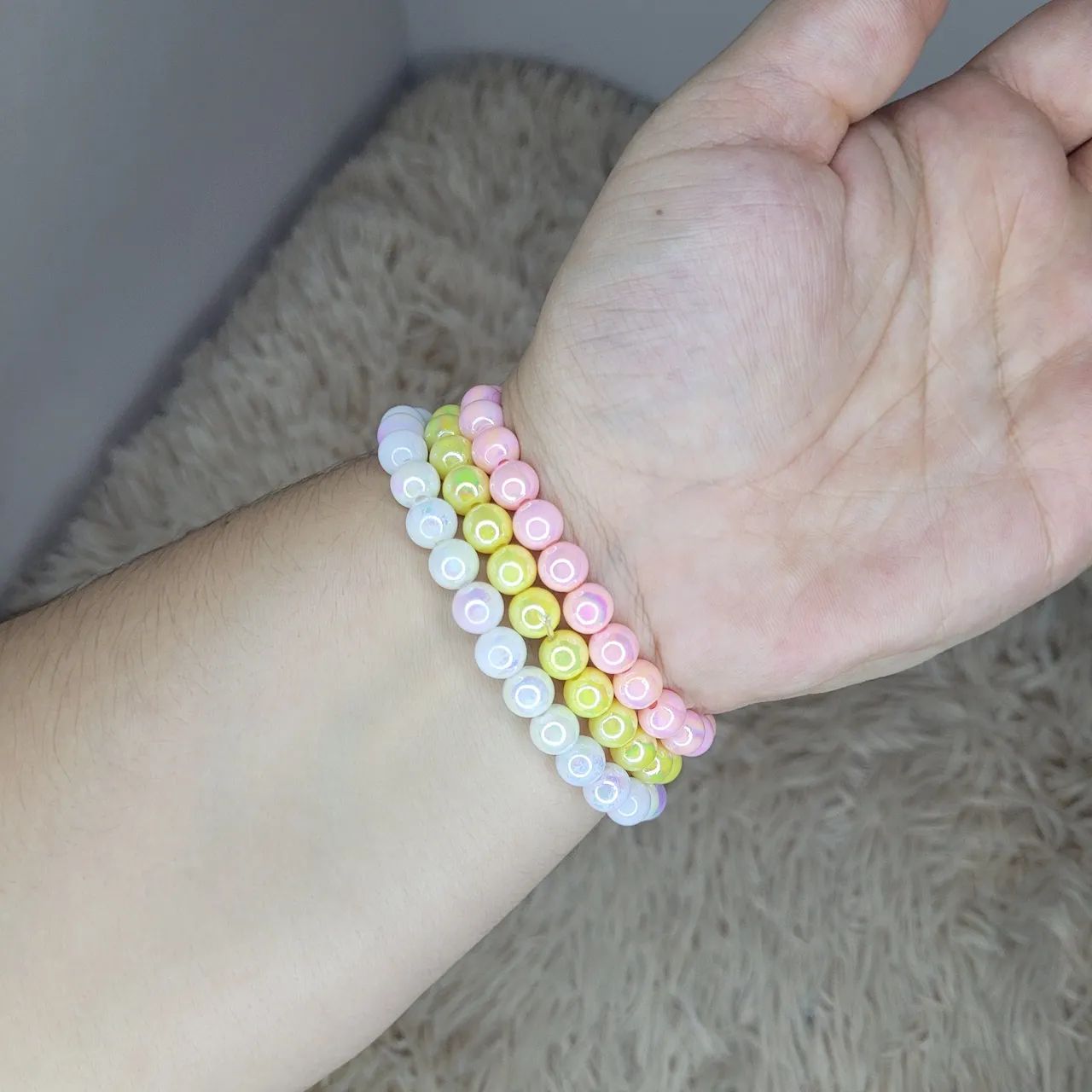 Kit 3 pulseiras de esferas peroladas branco, rosa e amarelo - feito 100% manual - Foto 2