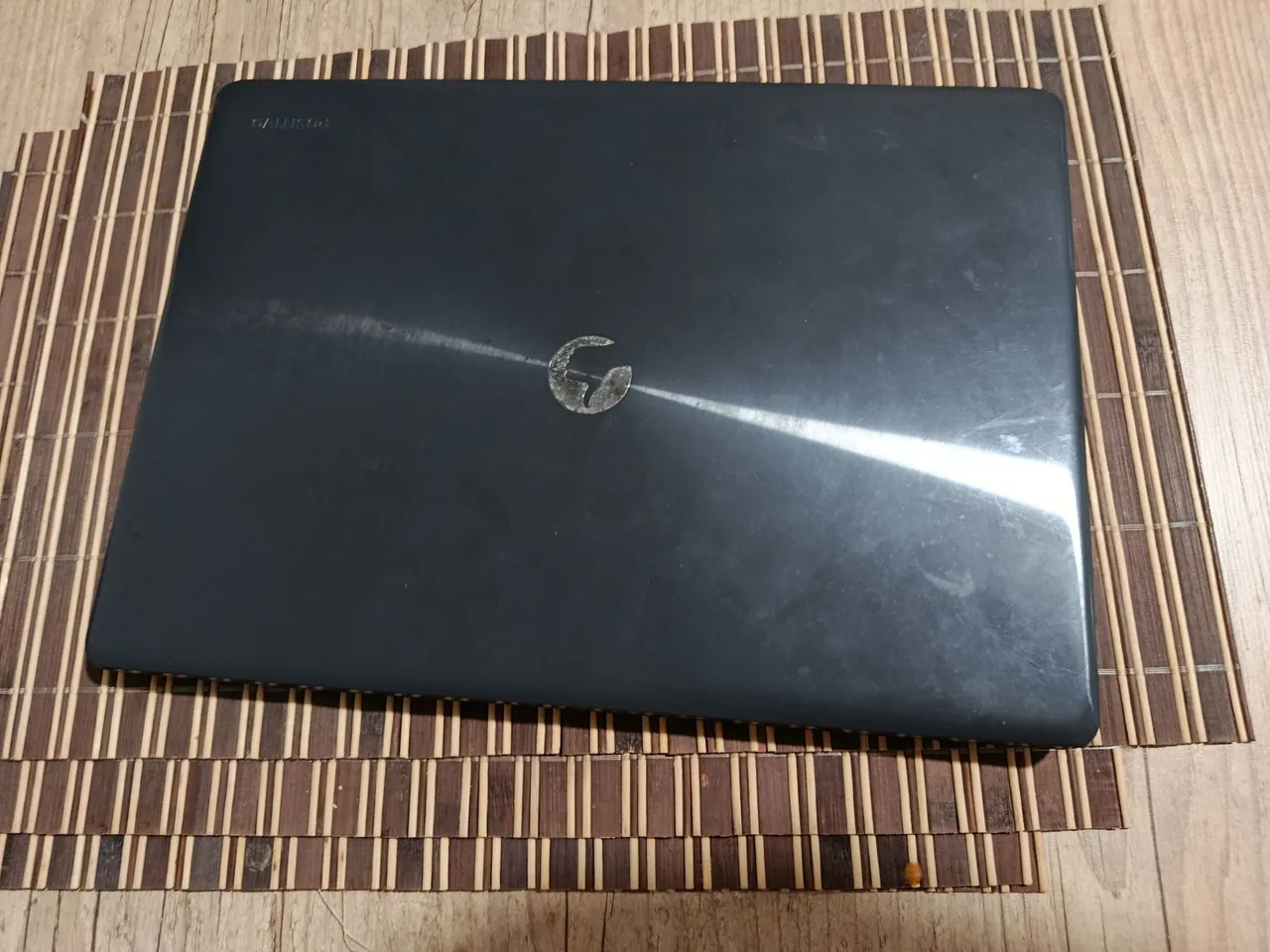 Notebook Positivo e um celular motogpower