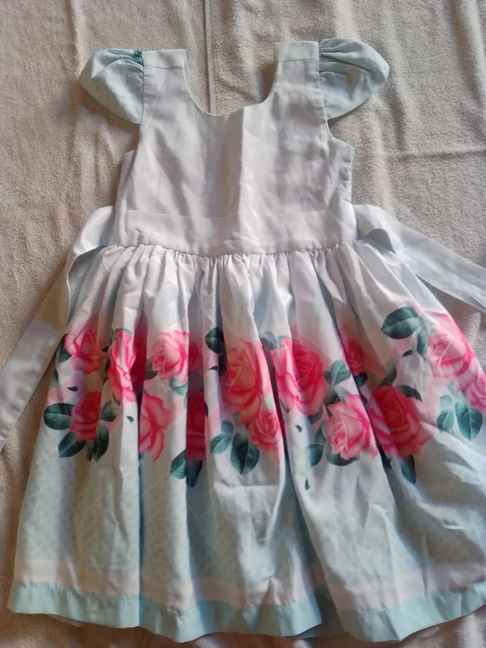 Vestido Infantil Floral com Detalhes Delicados