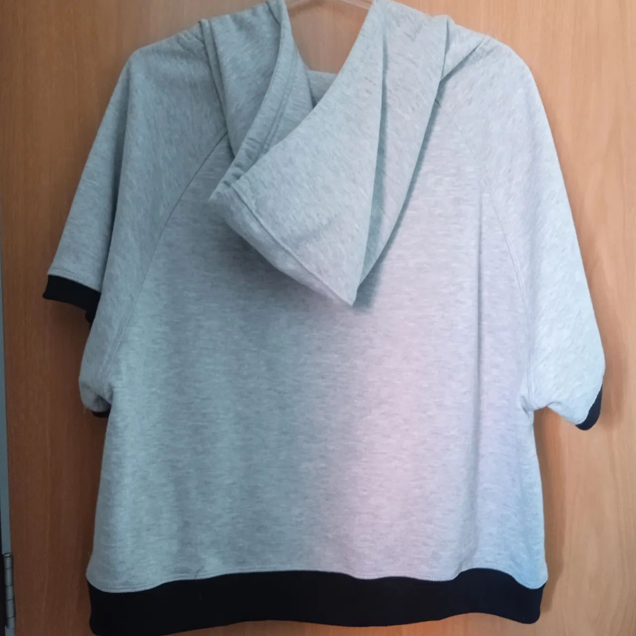 Blusa de Moletom felpudo com Capuz Cinza - Tamanho M - Foto 3