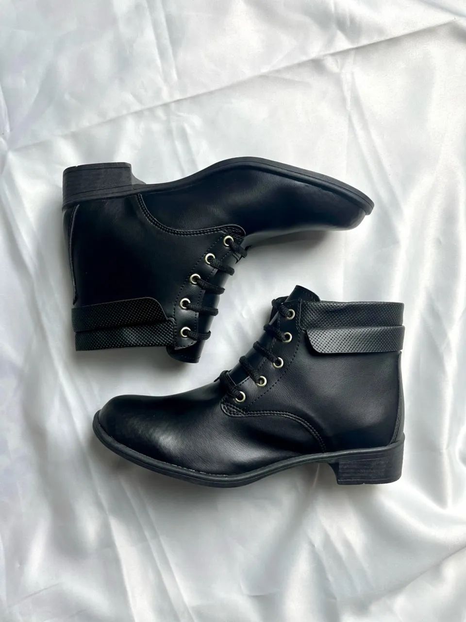 Oferta! Coturno Feminino Preto Sem Salto - Com Cadarço e Design Casual - Foto 3