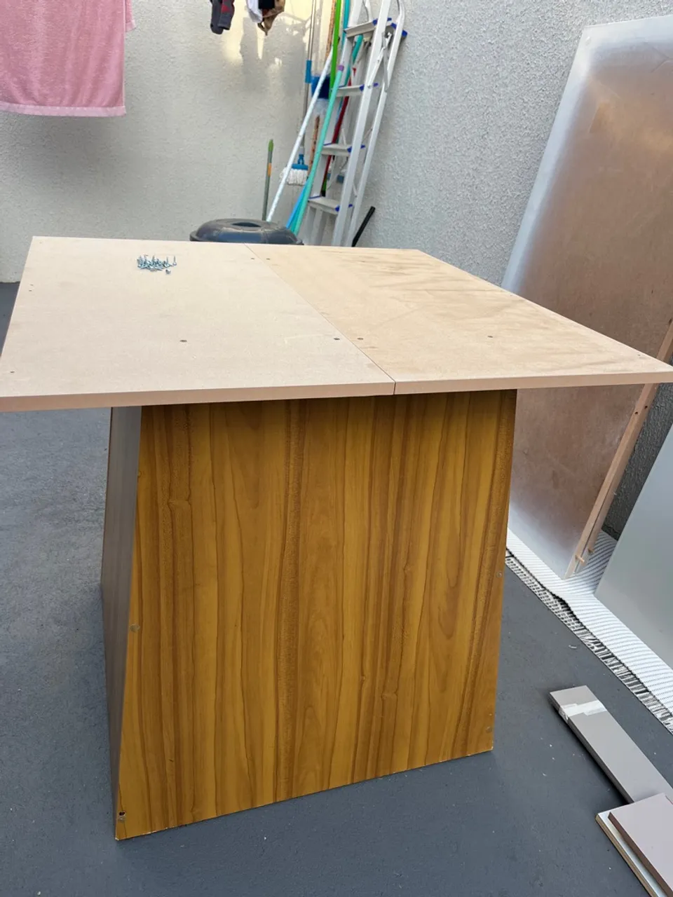 Mesa de madeira e vidro com design moderno
