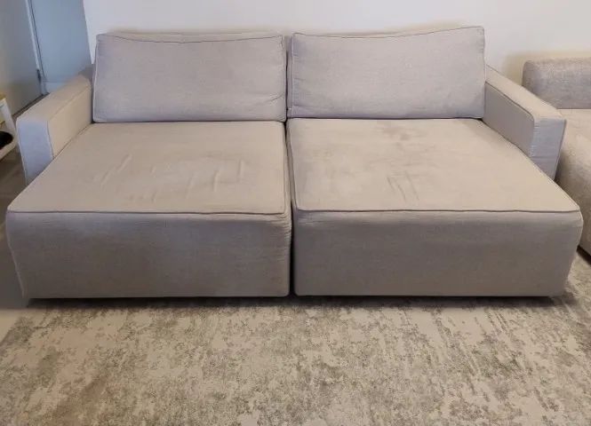SOFA COM CHESE, mede 2,40m, cor cinza, para quatro ou cinco pessoas. - Foto 3