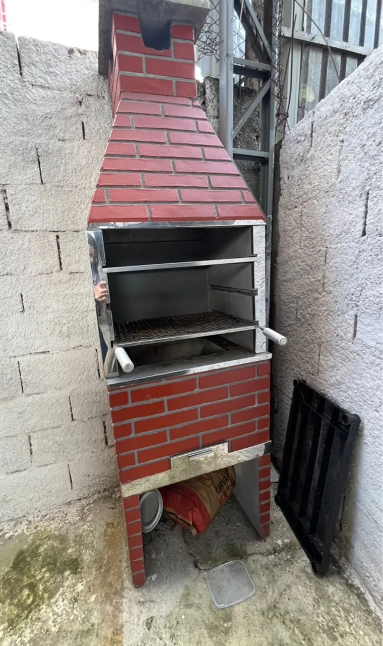 Churrasqueira de alvenaria com detalhes em aço inox