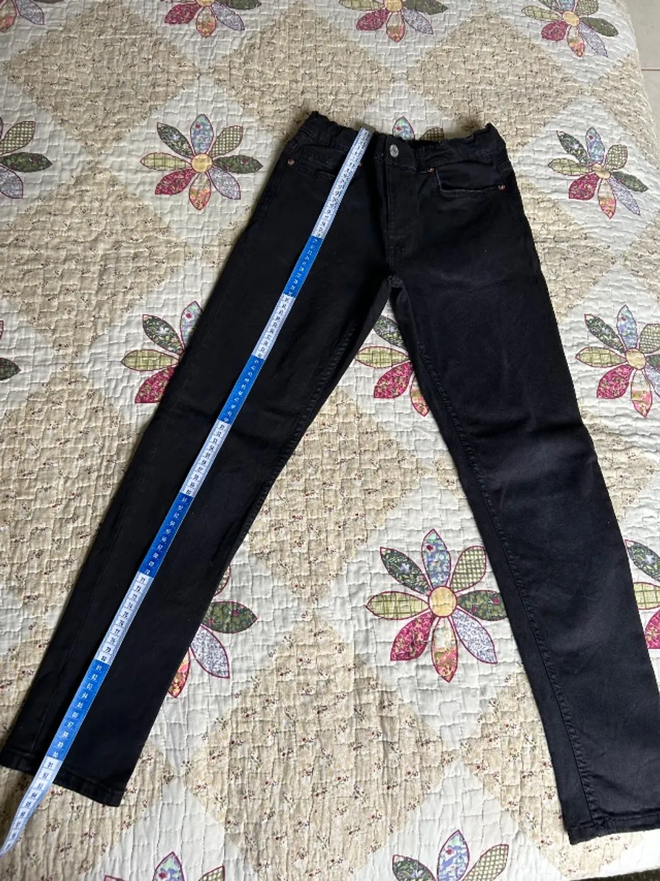Calça jeans juvenil menino Zara com regulagem na cintura, tamanho 14 anos. Valor: 80,
