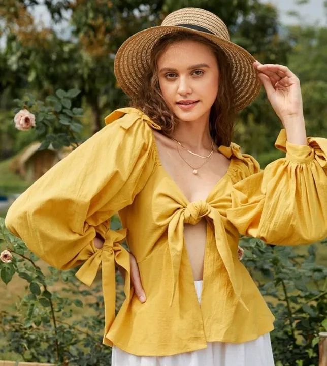 Blusa feminina com laço amarrado na frente