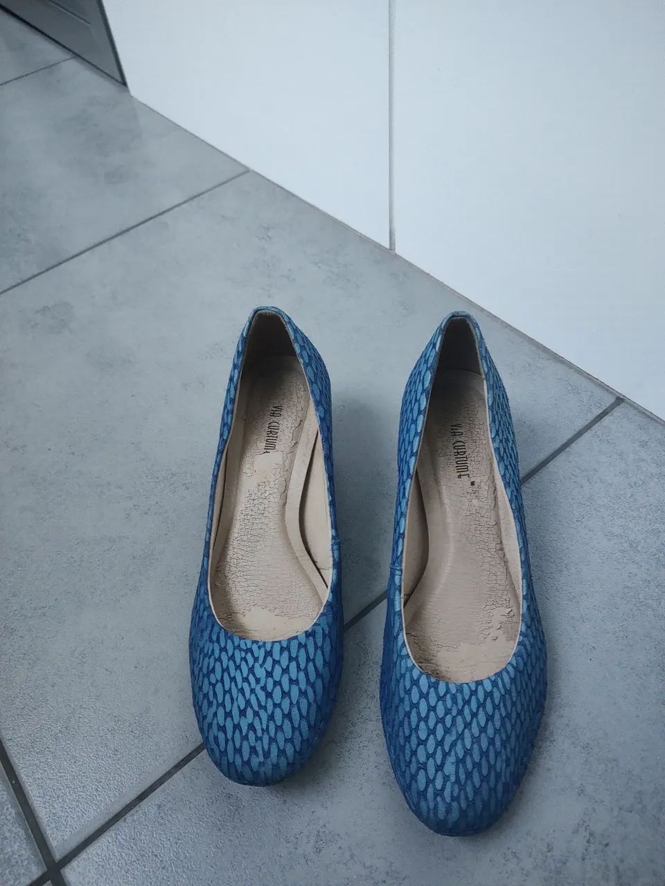 Sapatos de salto azul com textura - Foto 4