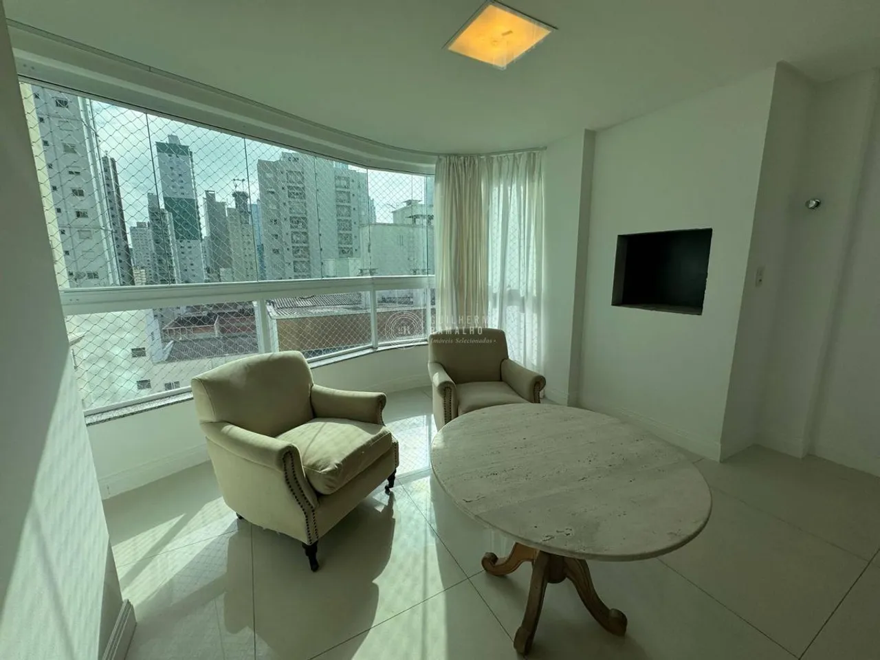 Locação anual: 02 suites + 02 dormitórios | 04 vagas