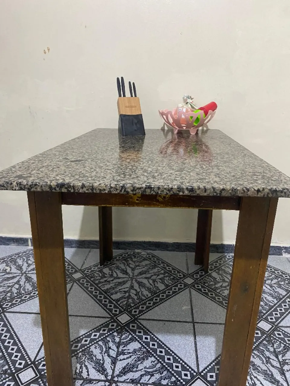 Mesa de Mármore com Pés de Madeira