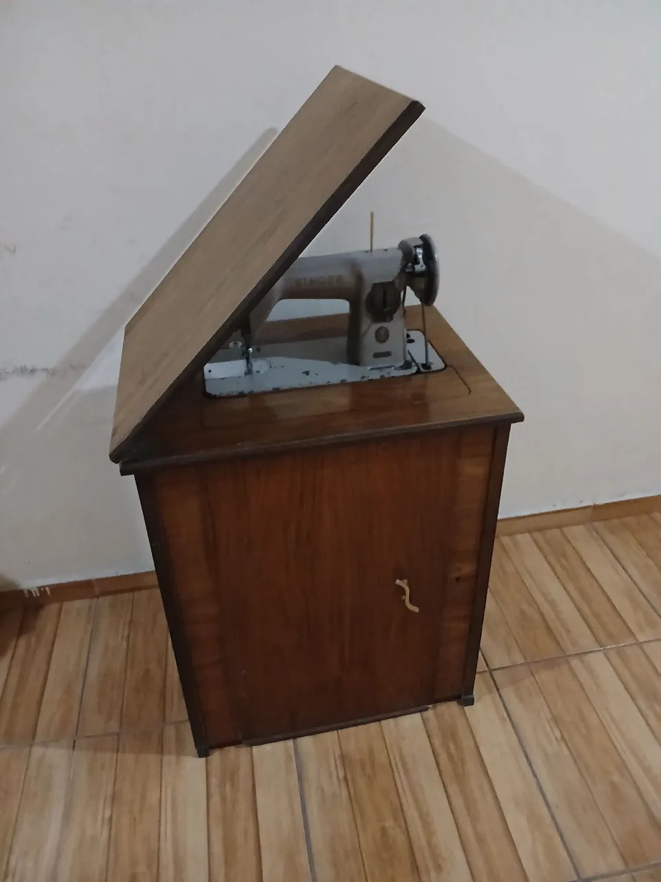 Máquina de Costura Singer com Móvel