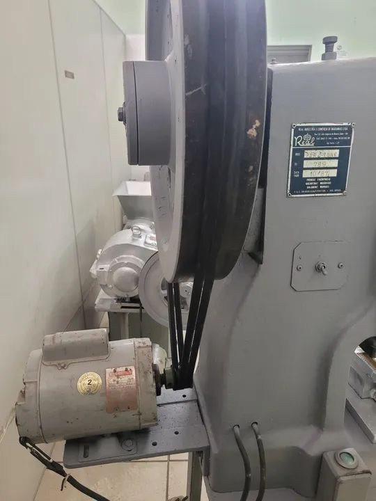 1- Prensa Pneumática - 2- Extrusora e 3-Batedeira Mistur. 4- Tanque Mistur. Inox 300l.