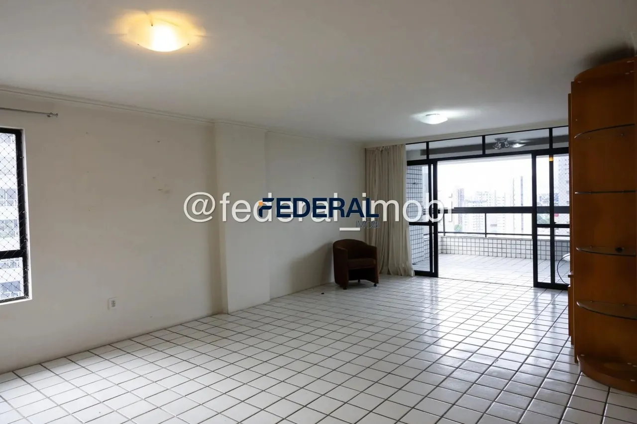 Apartamento para venda possui 226 metros quadrados com 4 quartos em Parnamirim -