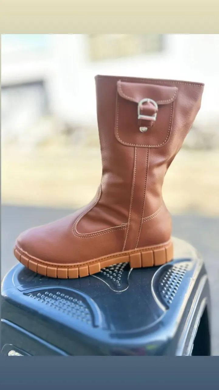 Bota Feminina Marrom com Detalhes