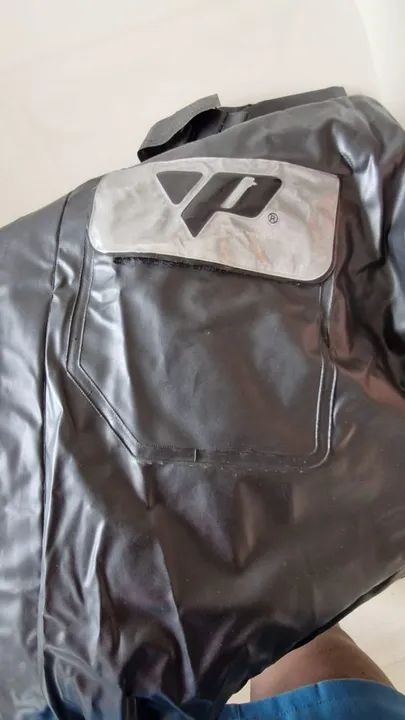 Capa de chuva e capacete 