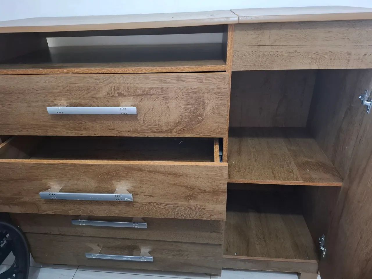 Cômoda novíssima com 4 gavetas e 1 armário  - Foto 3