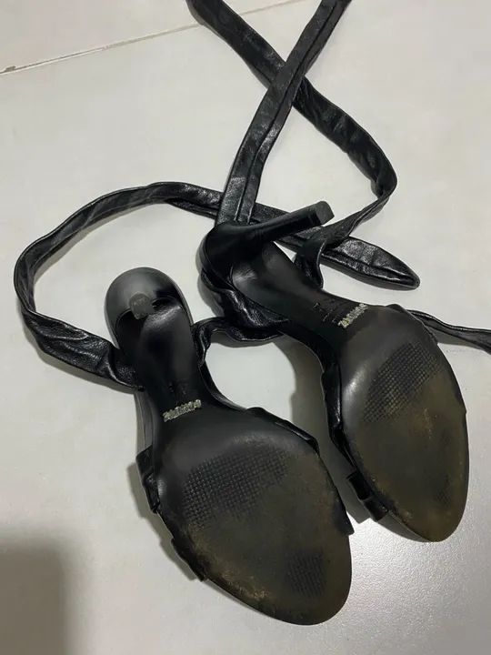 Sandálias Schutz pretas com tiras - Foto 3