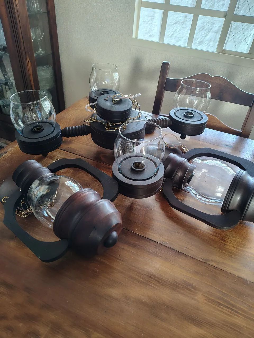 Conjunto de três lustres estilo lampião em madeira maciça