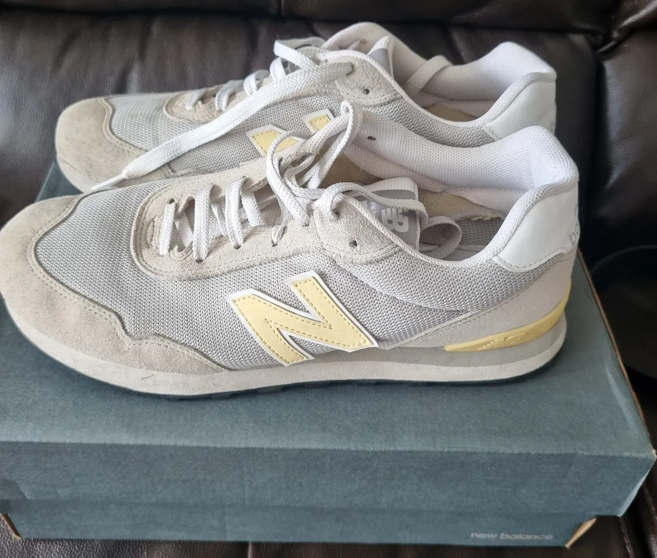 Tênis New Balance 515 - Cinza com Detalhes Amarelos