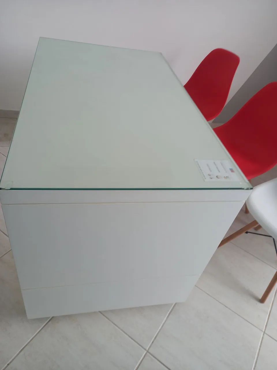 Mesa de escritório com tampa de vidro e três cadeiras. - Foto 3