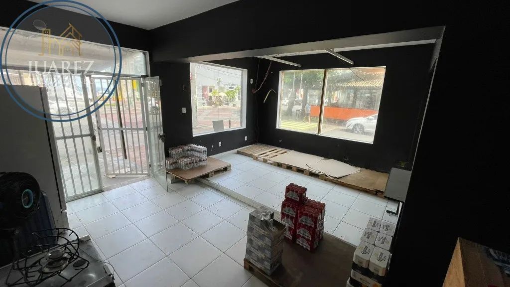 IMOVEL COMERCIAL NA BARRA COM 100M2 DE ÁREA INTERNA, MAIS 30M2 DE ÁREA EXTERNA. OPORTUNIDA