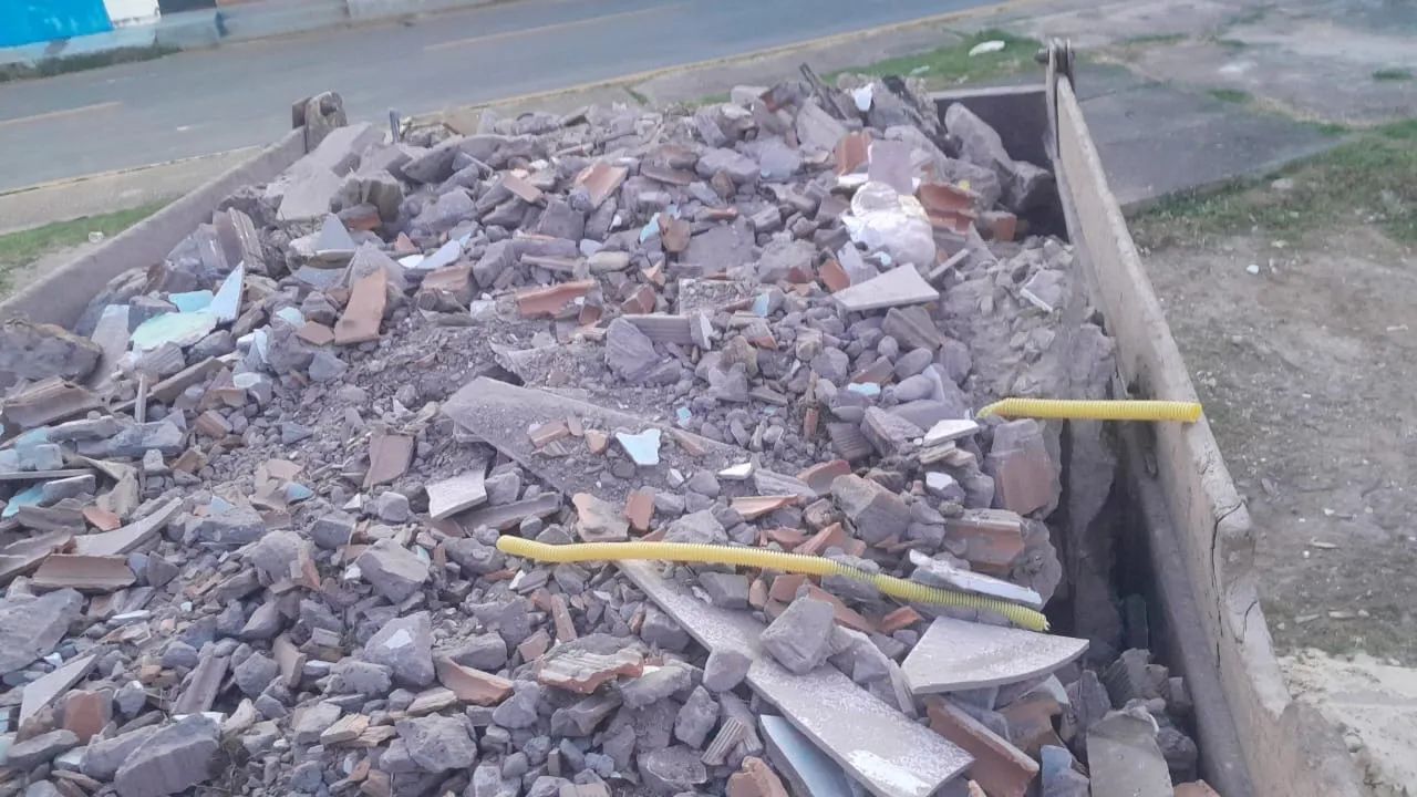 Retirada de entulho na caçamba 5M  - Foto 2