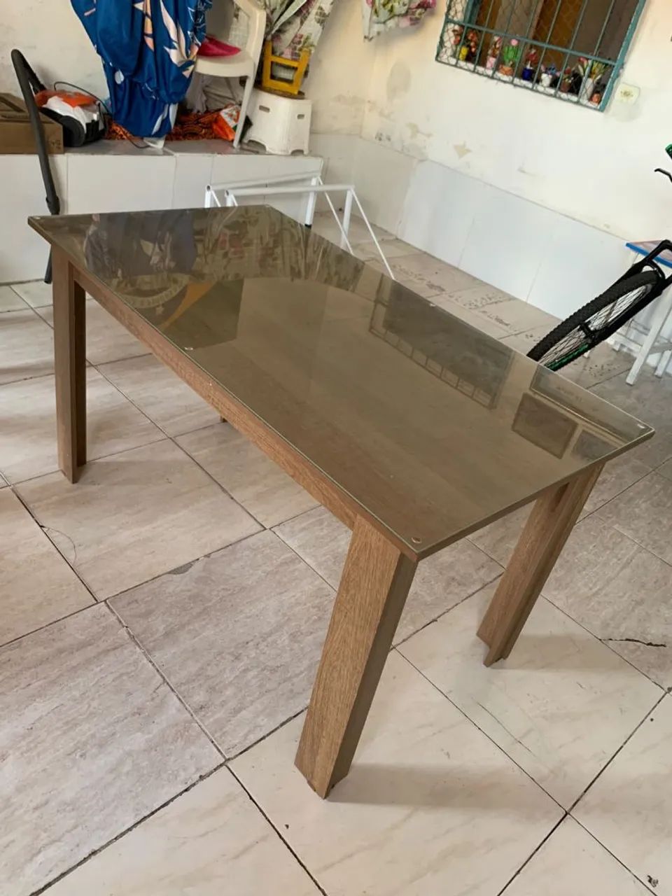 Vendo mesa de madeira com vidro em cima ,semi nova com 6 cadeiras . - Foto 4