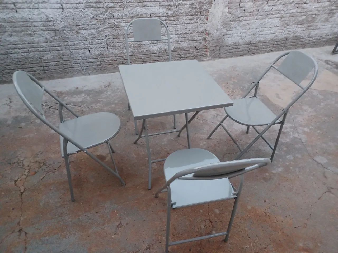 Vendo jogo de mesa e cadeiras 