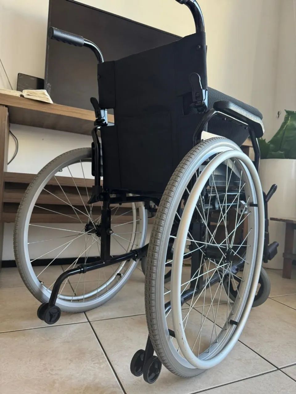 Excelente cadeira de rodas e um assento elevatório seminovos  - Foto 5