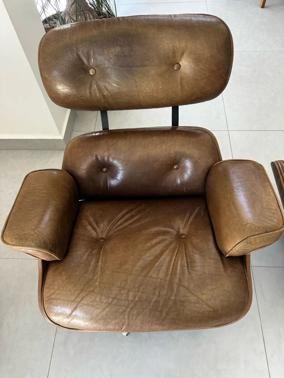 Poltrona com Puff Charles Eames Lounge Chair Madeira Moldada  Tok Stock 