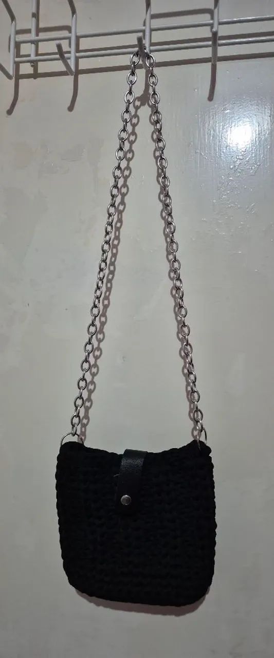 Bolsa transversal preta em crochê