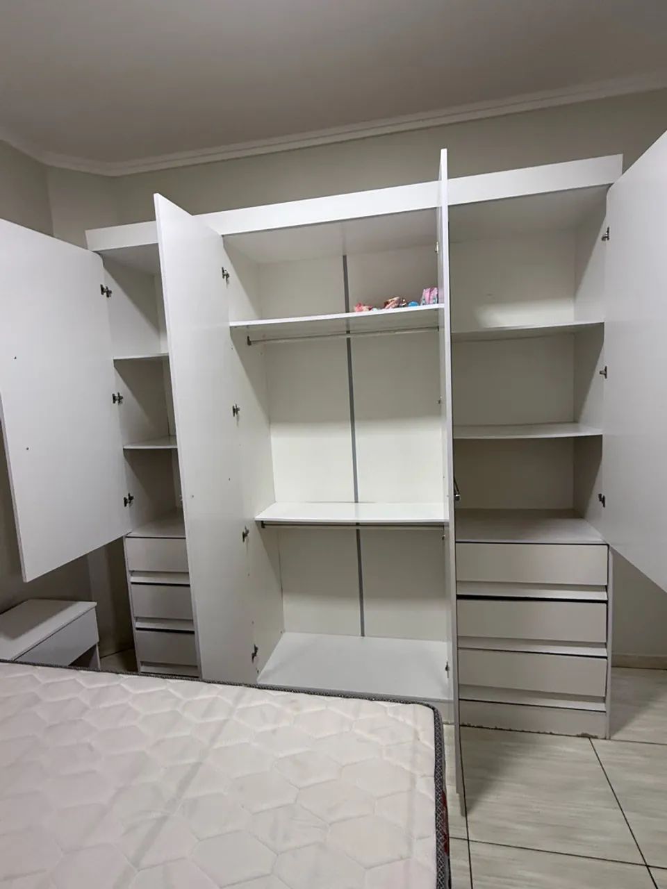 Guarda roupa +criado mudo - Foto 2