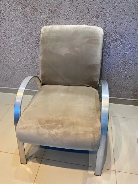 Poltrona para sala de estar. Em tecido suede. Ótimo estado 