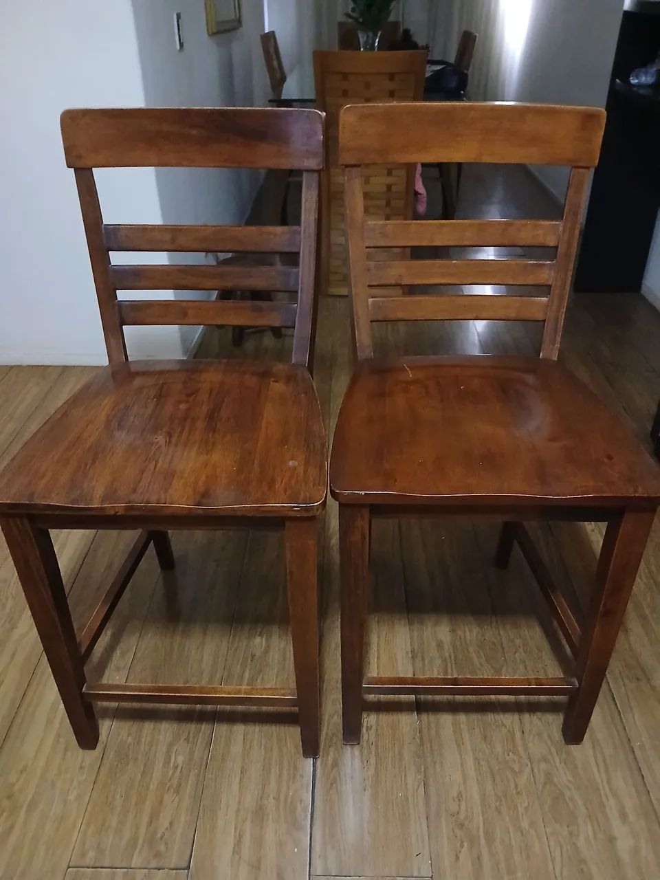 Vendo 2 lindas cadeiras altas em madeira maciça.  - Foto 3